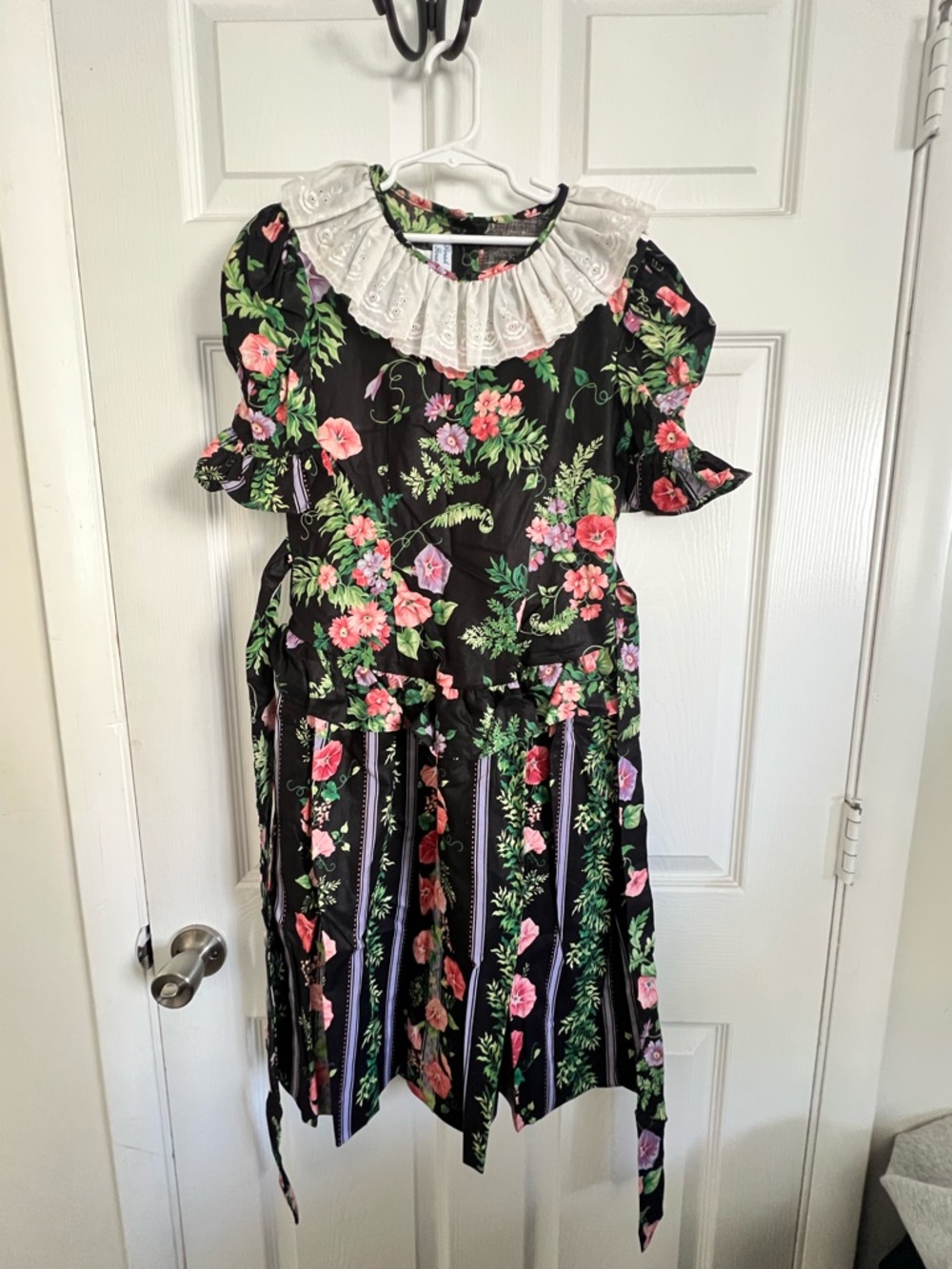 Girls Black Floral Dress with White Eyelet Collar (Vintage Sarah Kent) - Picture 6 of 9